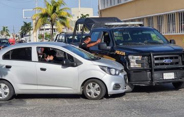 Choque entre patrulla y automóvil particular deja daños materiales