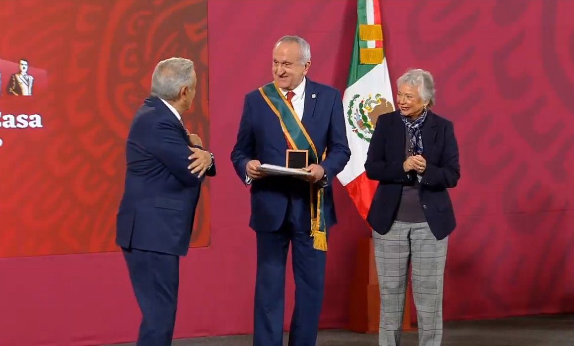 Seade Kuri se retira con honores: recibe Condecoración Miguel Hidalgo -  Noticias de Yucatán