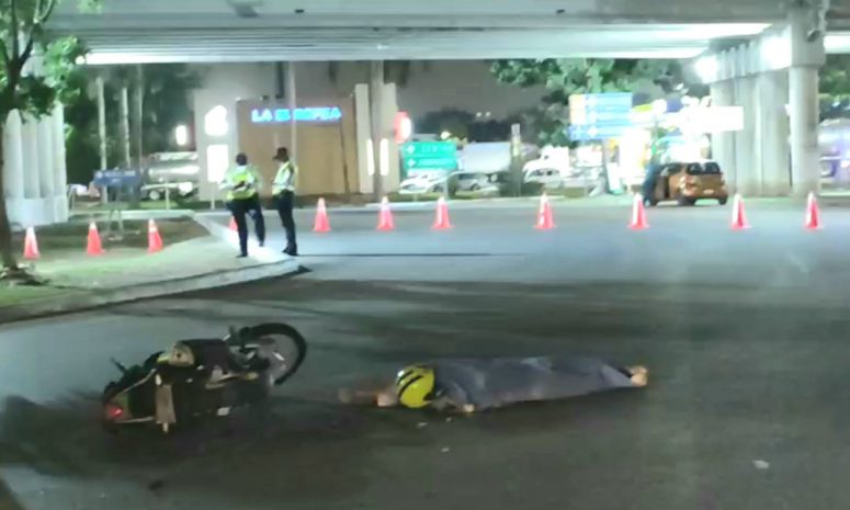 Fallece motociclista arrollado por un tráiler
