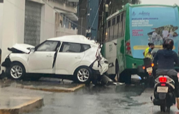 Choca por alcance Situr contra una camioneta - Noticias de Yucatán