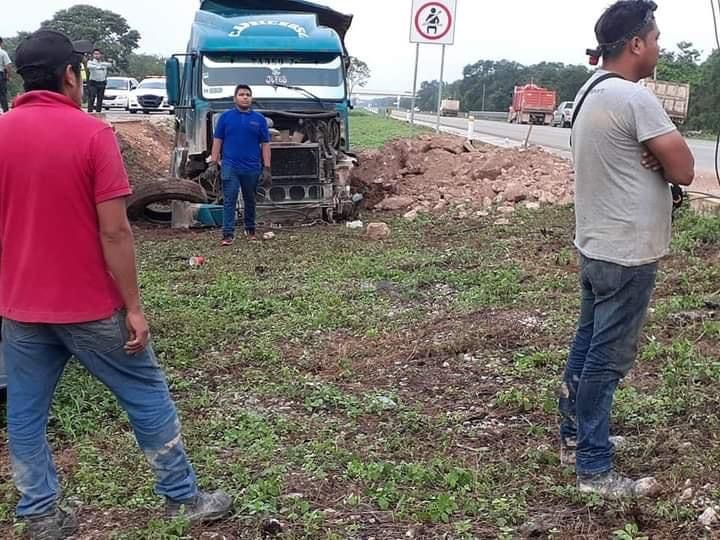 Se sale del camino camión de materiales en la Mérida-Campeche ...