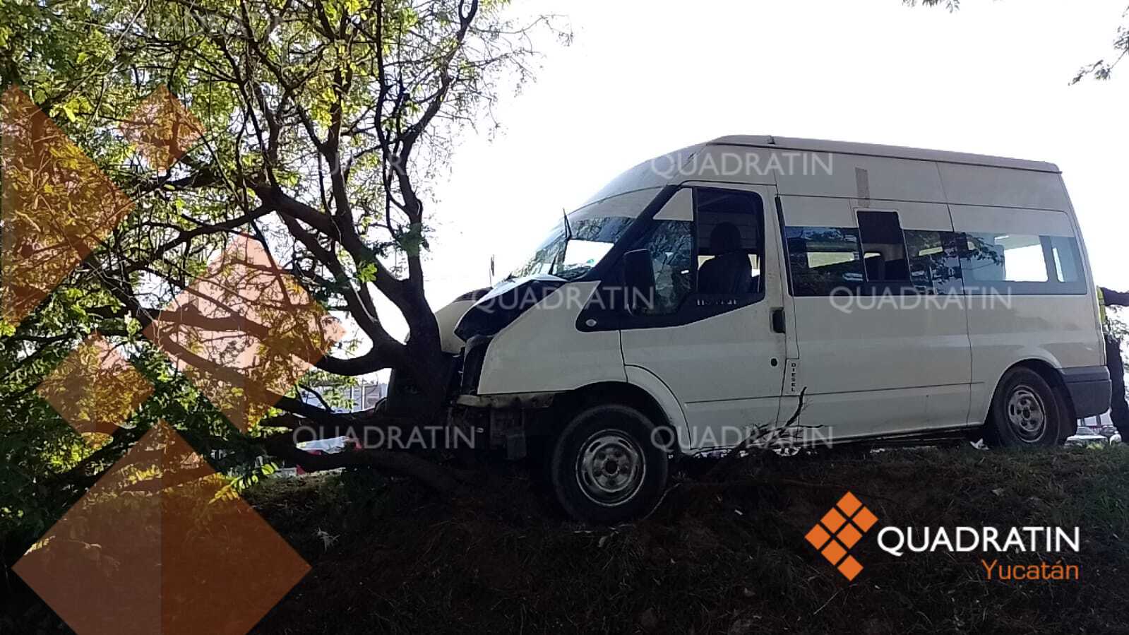 Choca contra un árbol y abandona su vehículo - Noticias de Yucatán