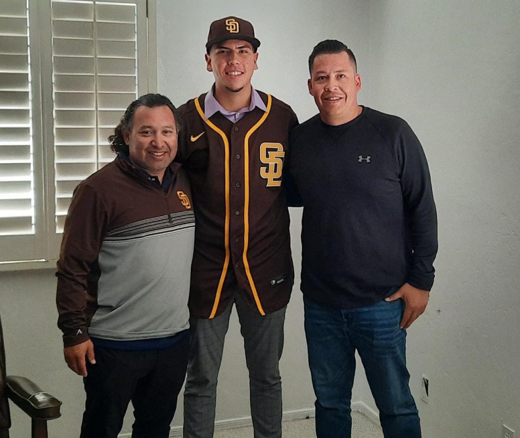 Joven prospecto de los Leones, firma con los padres de San Diego!