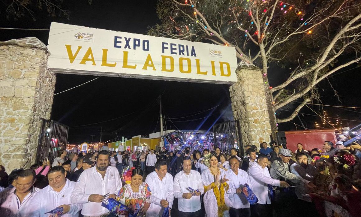 Personas del pueblo de Valladolid asisten a la inauguración de la Expo Feria Valladolid 2024.