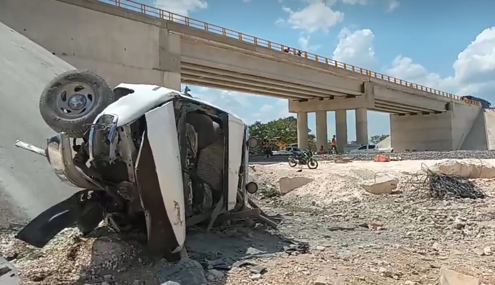 Cae camioneta desde un puente en la Mérida-Cancún - Noticias de Yucatán