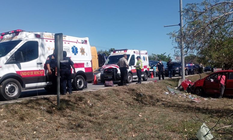 Volcadura deja a varias personas lesionadas en el Periférico de Mérida