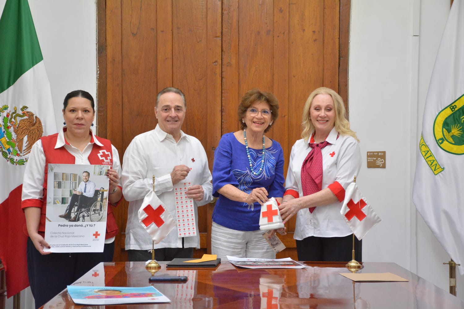 Entrega María Fritz donativo a la Cruz Roja