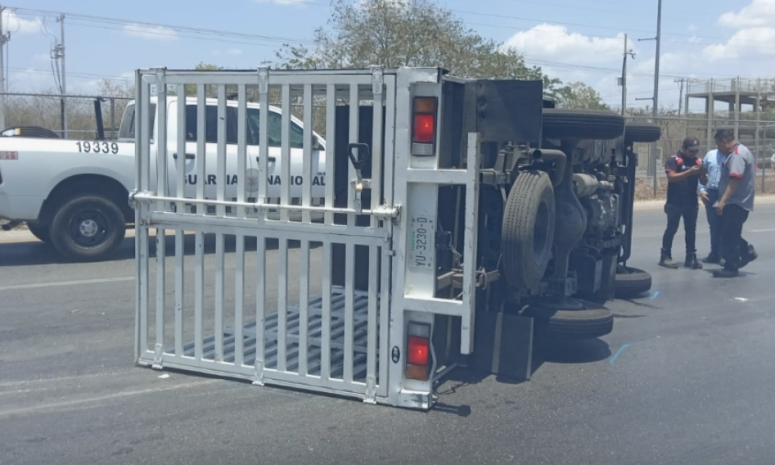 Vuelca camioneta cargada de llantas en el Periférico de Mérida