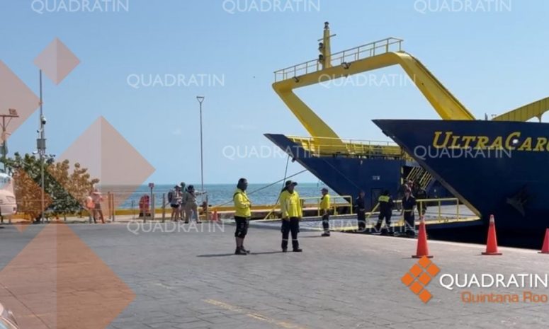 Camioneta de paquetería cae al mar en Punta Sam