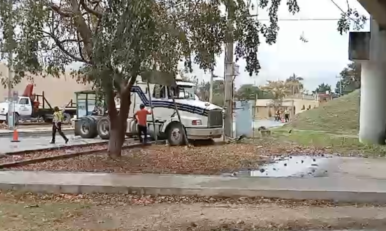 Patina tráiler por piso mojado y choca 2 autos en el Periférico de Mérida