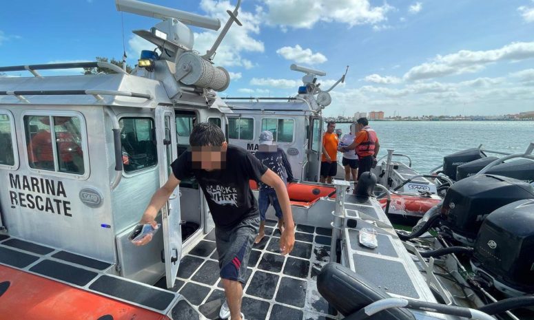 Rescatan a 16 náufragos en Progreso; 14 extranjeros y 2 mexicanos