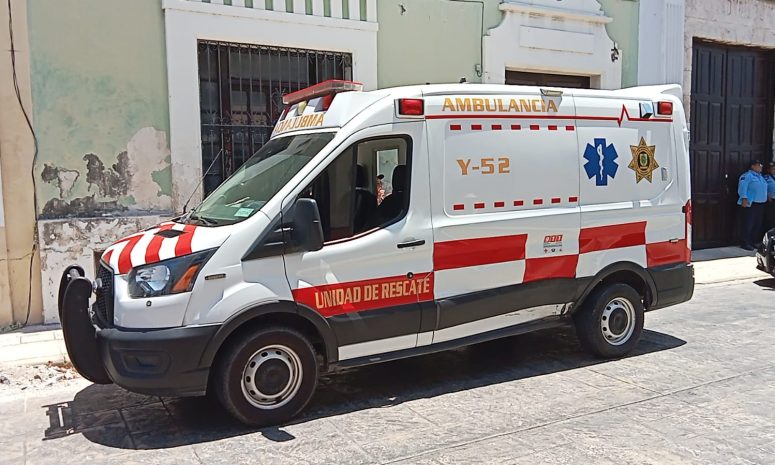 Choca ambulancia de la SSP contra Peugeot en el centro de Mérida
