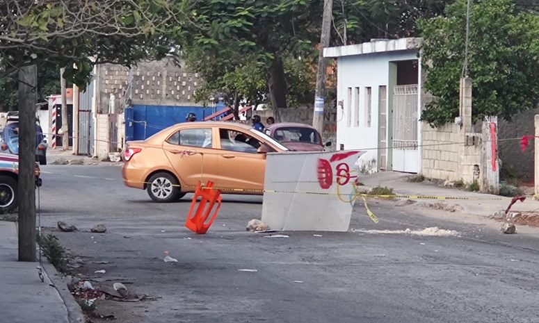 Cierran calles en colonia Zazil Ha por constantes apagones