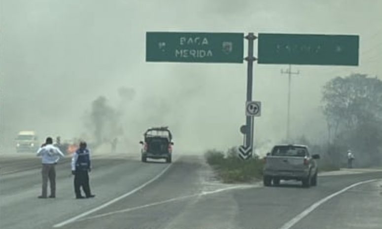 Incendio consume maleza en la Mérida-Motul