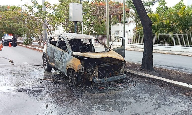 Se incendia camioneta en la Colonia México, en Mérida