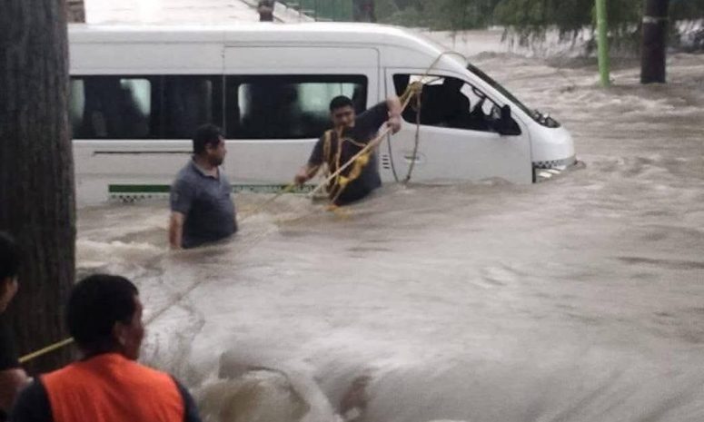 Rescatan camioneta de transporte que intentó cruzar río en SLP