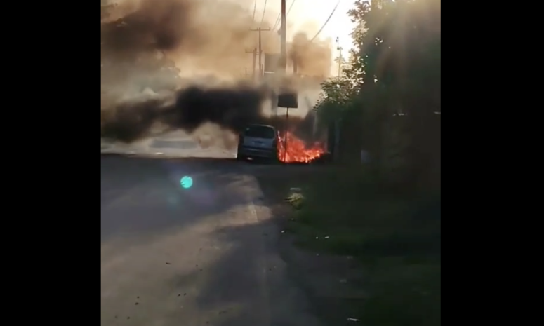 Quema de basura en la calle ocasiona incendio de vehículo