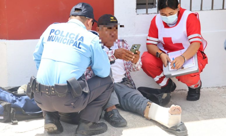 Se pasa un alto y deja a motociclista herido en el Centro de Mérida