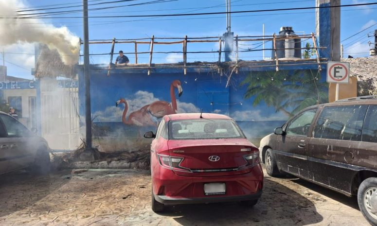 Se incendia fachada de hotel en Progreso; bomberos controlan siniestro