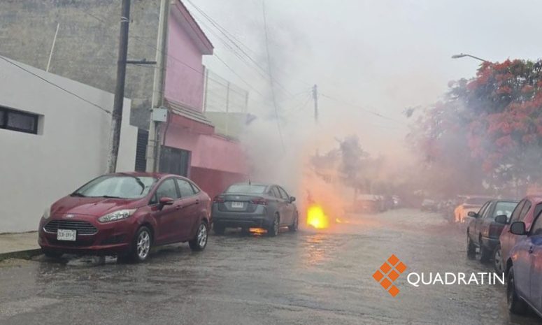 Se incendian autos por caída de cables en Mérida