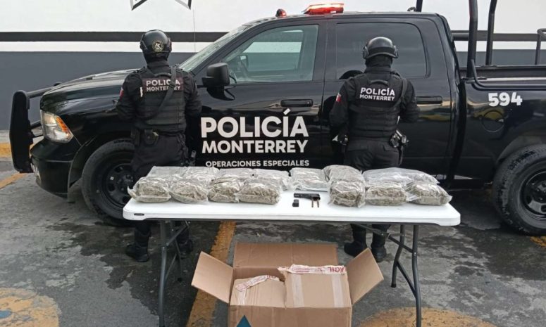 Aseguran droga y arma tras accidente vial en Monterrey