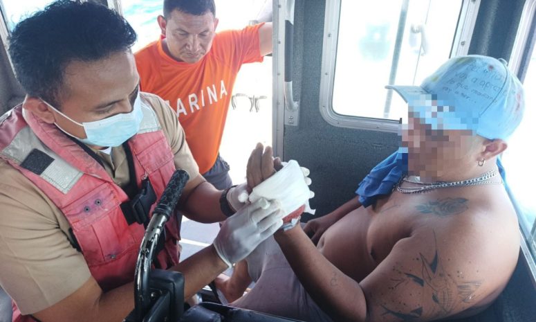 Evacua Marina a pescador herido en el mar de Progreso