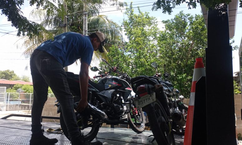 Invade carril derecho y colisiona a 2 motociclistas en la Emiliano Zapata sur III