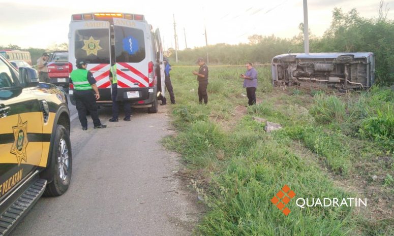 Explota llanta de taxi colectivo y termina volcado en la Motul-Mérida