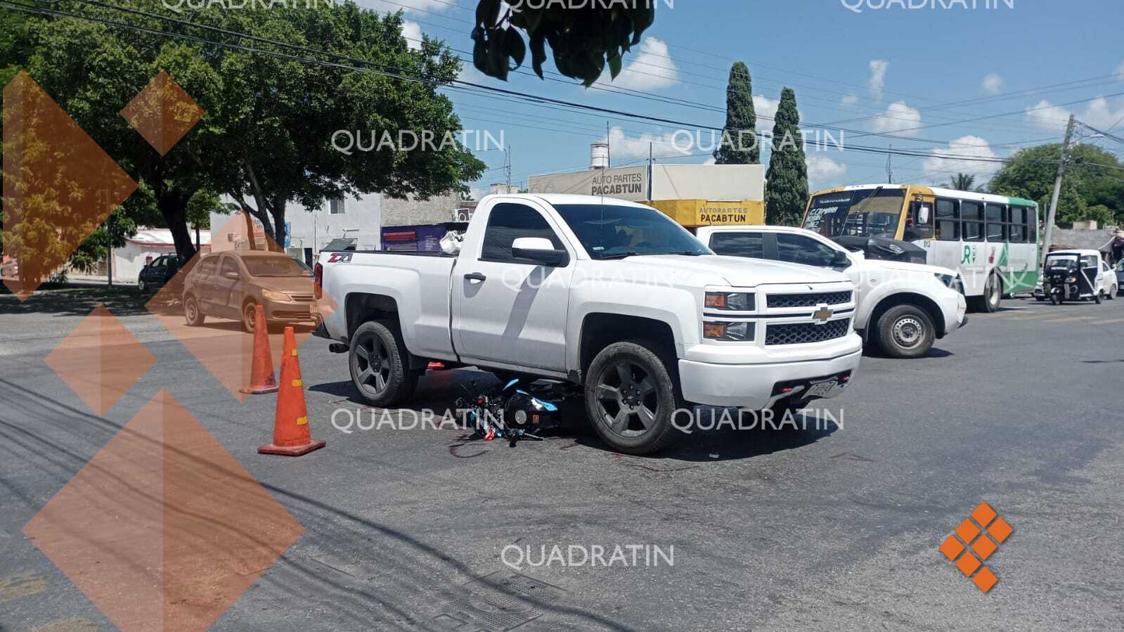 Motociclista se pasa el alto y choca con camioneta en Pacabtún ...