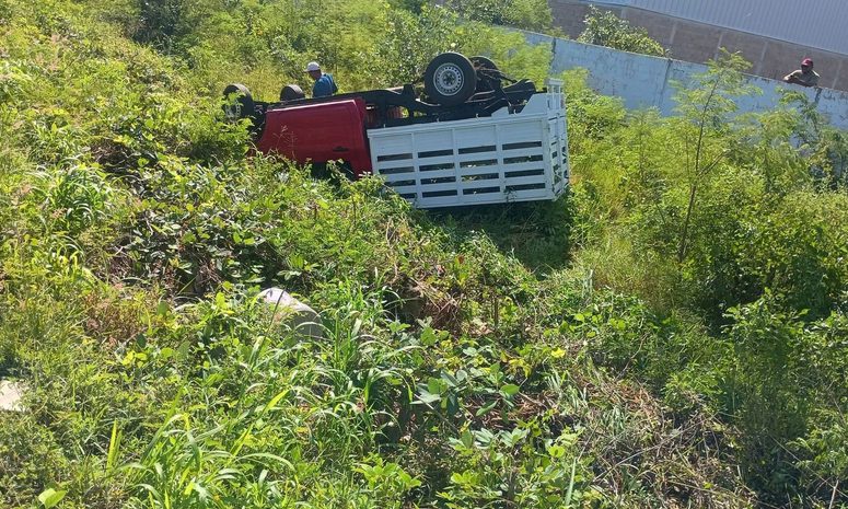 Aparatosa volcadura en la carretera Mérida–Tetiz deja solo daños materiales