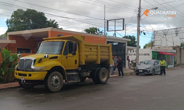Choca camión de materiales a causa del piso mojado