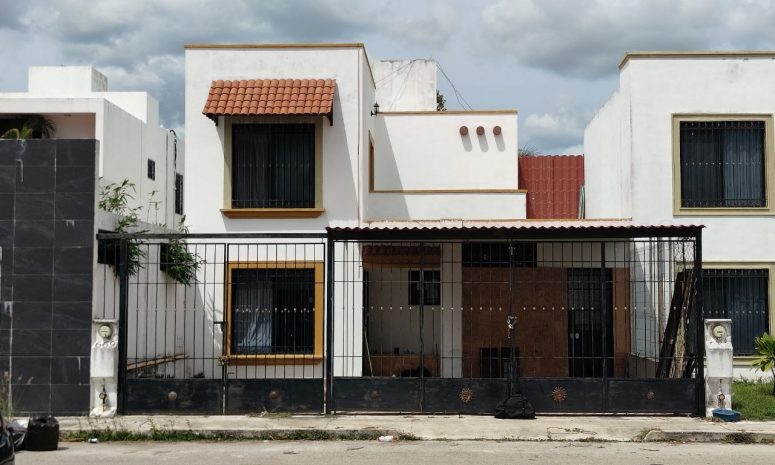 Viajan de CDMX a Mérida tras presunta invasión de su casa en Ciudad Caucel