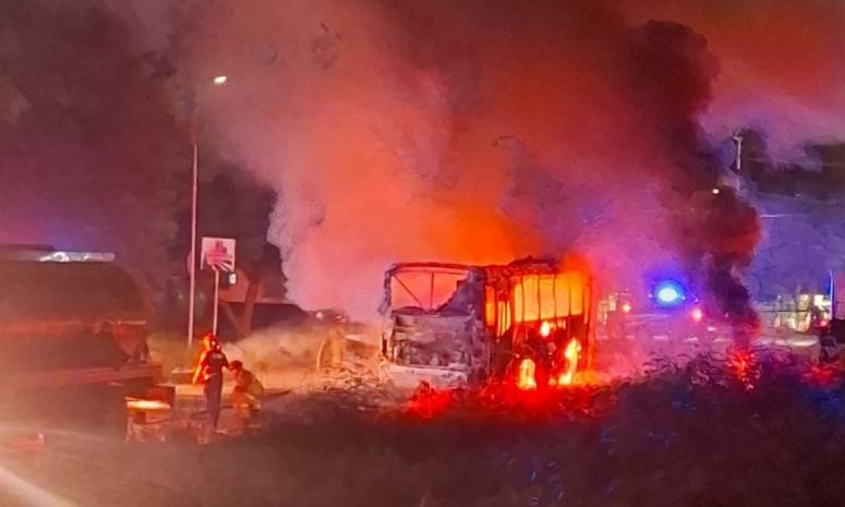 Autobús queda reducido a chatarra tras incendio en la vía Mérida-Tixkokob