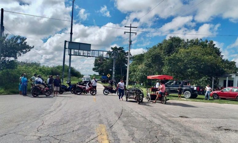 Bloquean carretera Tizimín-Río Lagartos para exigir ampliación de la vía