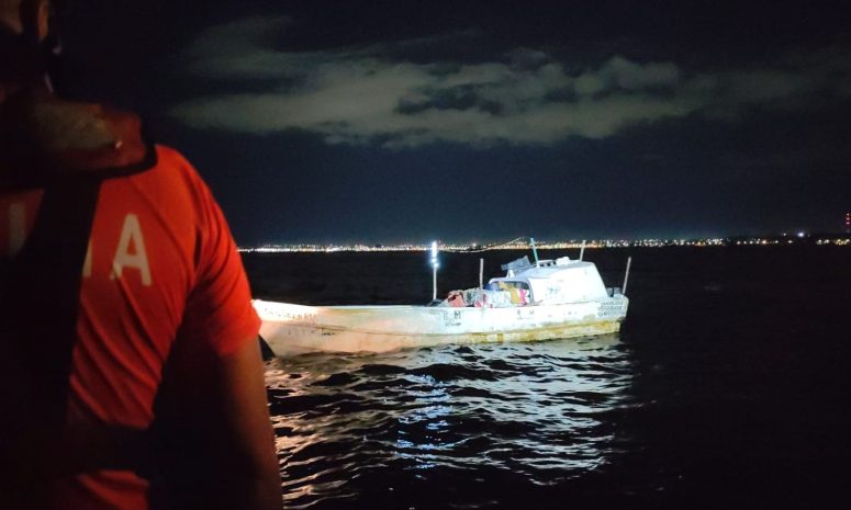 Marina auxilia embarcación en aguas de Campeche