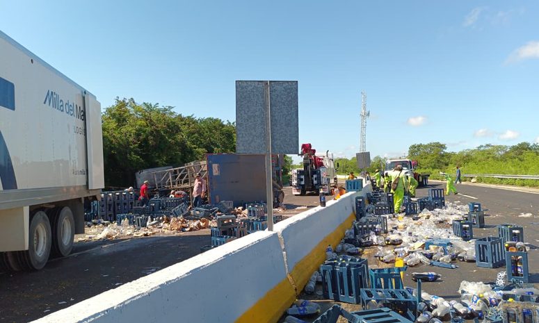 Tráiler volcado paraliza el tránsito en la carretera Mérida-Motul