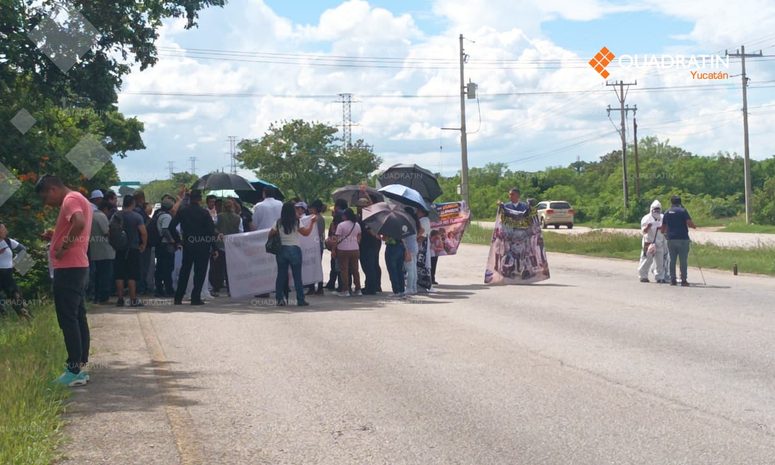 Trabajadores de la salud bloquean tramo del Periférico de Mérida