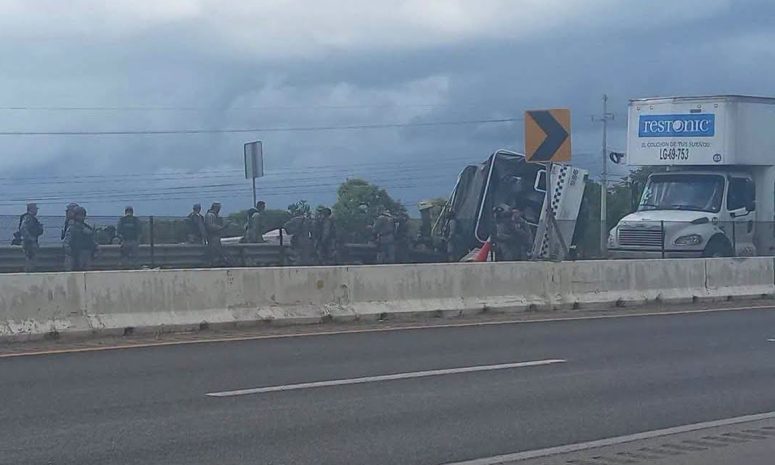 Vuelca camión de la Guardia Nacional en la vía Campeche-Mérida